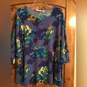 Susan Graver knit floral top, size 1X. Polyester stretch fabric.
